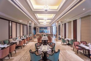 2 restaurants, breakfast, lunch served; local and international cuisine