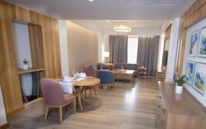 Suite, 1 soverom | Sengetøy av topp kvalitet, dundyner, minibar og safe på rommet