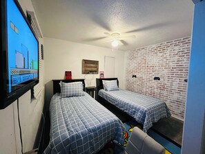 3 chambres, coffres-forts dans les chambres, bureau