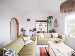 Smart-TV, Bücher, Videothek, Stereoanlage