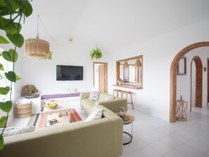 Smart-TV, Bücher, Videothek, Stereoanlage