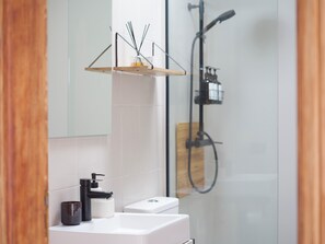 Dusche, Haartrockner, Handtücher, Seife