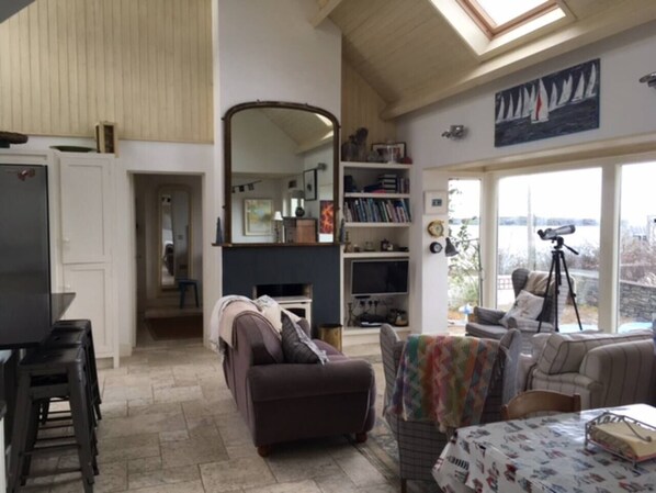 TV, fireplace - Starfish Cottage Baltimore (Cork)