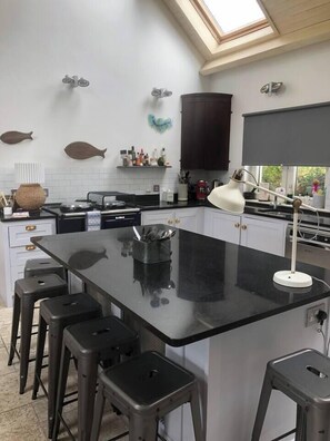 Fridge, microwave, oven, stovetop - Starfish Cottage Baltimore (Cork)