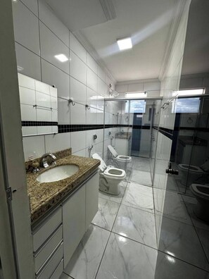 Chuveiro, banheira de hidromassagem, secador de cabelo, toalhas de banho