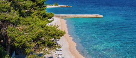 Beach nearby, white sand, 3 beach bars