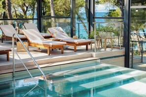 Indoor pool, outdoor pool, pool umbrellas, sun loungers - Hotel Waterman Kaktus (Supetar)
