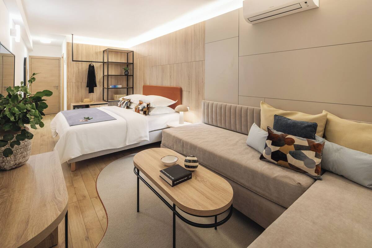 Junior Suite | Laptop workspace, WiFi (free), bed sheets