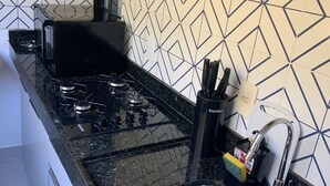 Familienapartment | Eigene Küche | Mikrowelle, Herdplatte, Kochgeschirr/Geschirr/Besteck