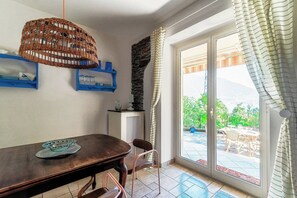 Leilighet, balkong, utsikt mot innsjø | 2 soverom, sengetøy av topp kvalitet, dundyner og strykejern/-brett