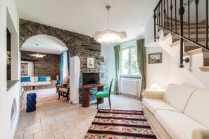 Leilighet, balkong, utsikt mot innsjø | Oppholdsrom | En 30-tommers TV med digitale kanaler