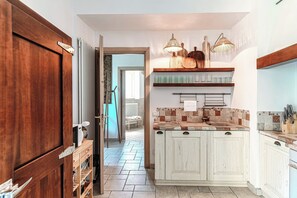 公寓式客房, 阳台, 湖景 | 私人厨房 | 大冰箱、微波炉、烤箱、炉灶