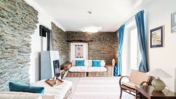 Apartment, Balkon, Seeblick | Wohnzimmer