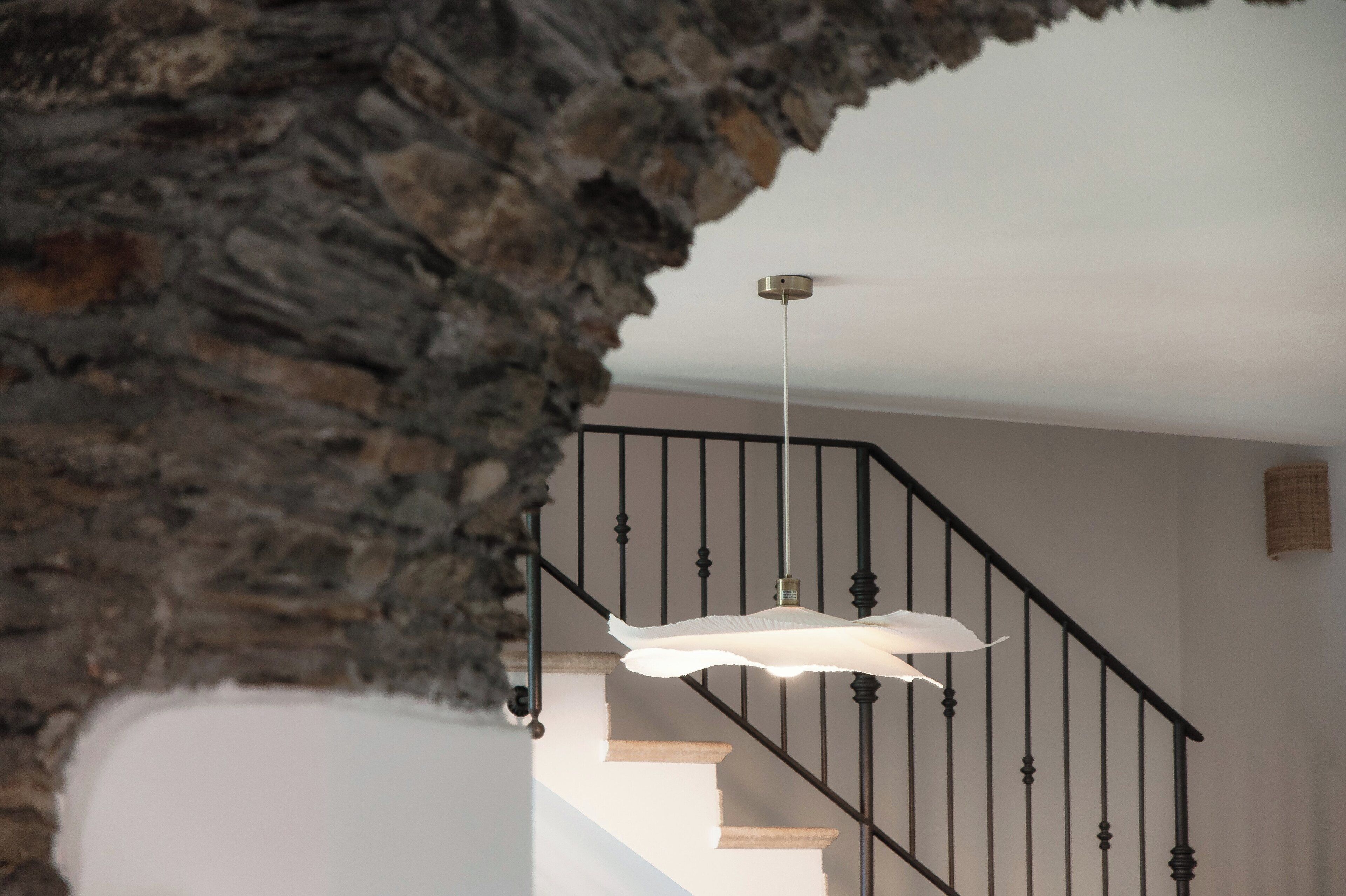 Eine Treppe mit schwarzem Geländer und einer weißen Wand.