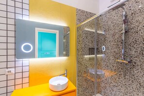 Double Room, Balcony | Bilik Mandi | Pancuran mandi, pengering rambut, tuala disediakan, sabun 