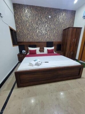 Habitació doble Deluxe | Habitacions insonoritzades, planxa i posts de planxar i wifi gratuïta