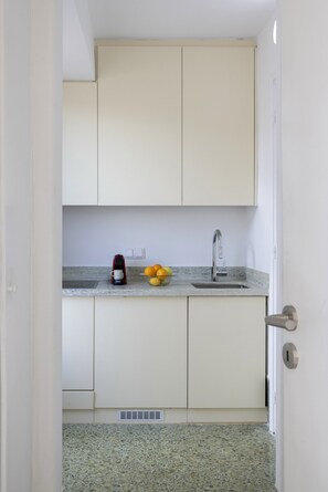 Microwave, coffee/tea maker, cookware/dishes/utensils - Central Athenian Penthouse Acropolis (Athens)