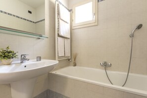Shower, free toiletries, hair dryer, bidet - Casa Margarita, elegant house with parking (Firenze)