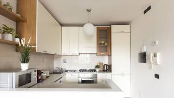 Køleskab, mikrobølgeovn, ovn, kogeplade