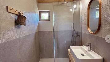 Articles de toilette écologiques, sèche-cheveux, serviettes fournies