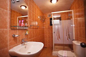 Shower, hair dryer, bidet, towels - Ronan Residency a serene eco "The Ultimate Sri Lanka Escape – 7-Day Adventure" (Galle)