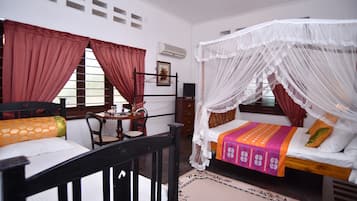 5 bedrooms, iron/ironing board, WiFi, bed sheets