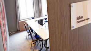 A conference room with a long table and chairs, a sign indicating it is a 'Salon Conference room'. - Kyriad Direct Valence Nord Bourg Les Valence (Bourg-les-Valence)