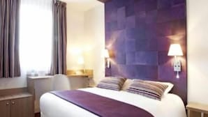 A hotel room with a large bed, two bedside lamps, a desk, and a window with curtains. - Kyriad Direct Valence Nord Bourg Les Valence (Bourg-les-Valence)