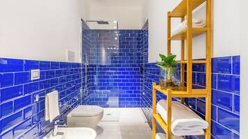 Quarto casal, sacada | Banheiro | Chuveiro, produtos de toalete grátis, secador de cabelo