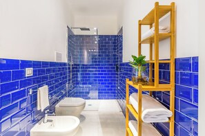 Tweepersoonskamer, balkon | Badkamer | Een douche, gratis toiletartikelen, een haardroger, handdoeken