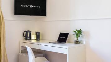 Doppelzimmer | Schreibtisch, laptopgeeigneter Arbeitsplatz, schallisolierte Zimmer