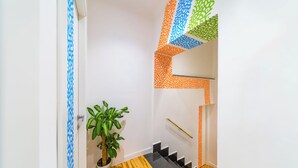 A staircase with a wooden floor and a potted plant on the landing. - Starguest Dante  (Naples)