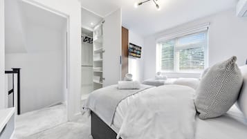 House | 4 bedrooms, desk, free WiFi, bed sheets