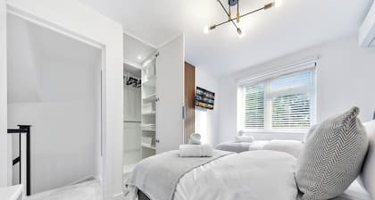 Spacious 4BR Home in Brentford, Free Parking