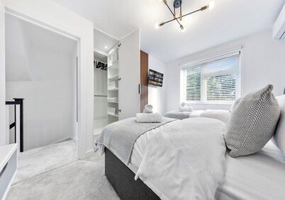 Spacious 4BR Home in Brentford, Free Parking