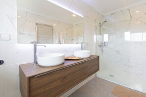 Douche, séchoir à cheveux, serviettes fournies