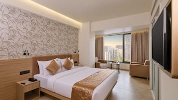 Suite | Hypo-allergenic bedding, memory-foam beds, desk, laptop workspace