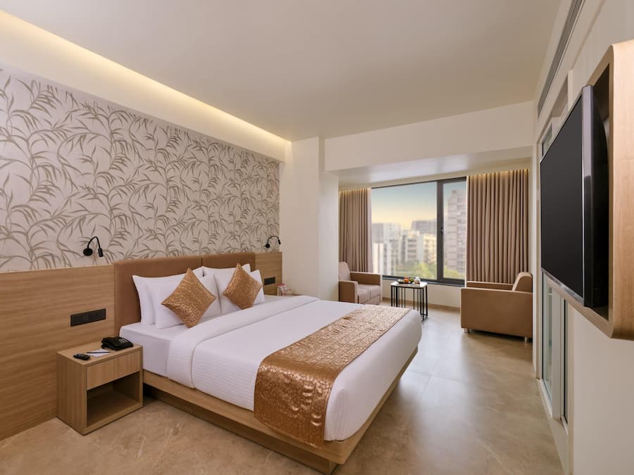 Suite | Hypo-allergenic bedding, memory-foam beds, desk, laptop workspace
