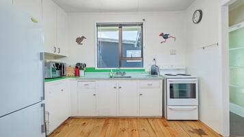 Jääkaappi, mikroaaltouuni, uuni, kahvin-/teenkeitin