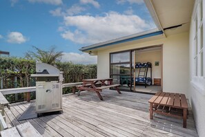 Outdoor dining - Budget-Friendly Whangamata Bach with Decks, BBQ & Large Backyard (Whangamata)