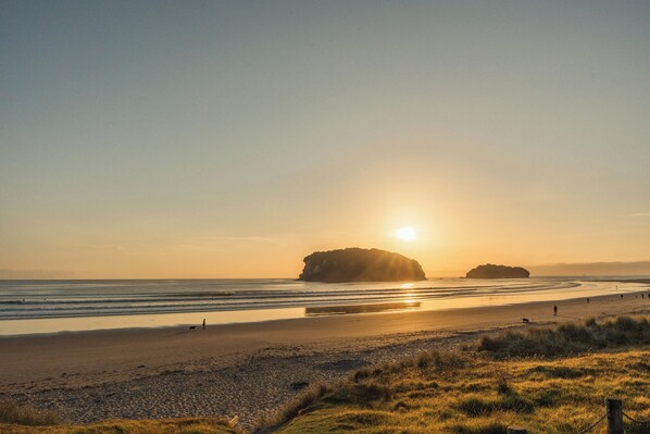 Beach nearby - Budget-Friendly Whangamata Bach with Decks, BBQ & Large Backyard (Whangamata)