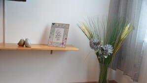 A wooden shelf with a framed card and two decorative items. - Vega - Free Parking - Self Checkin (Graz)