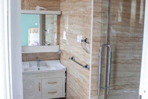 Douche, sèche-cheveux, serviettes fournies, savon