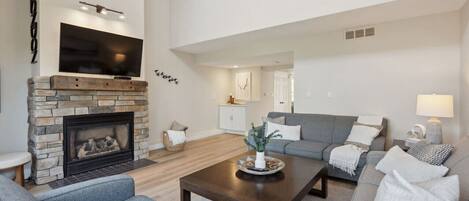 Een smart-tv en een open haard