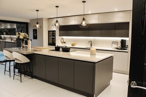 Réfrigérateur, micro-ondes, four, lave-vaisselle