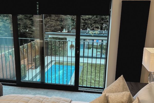 5 habitaciones, tabla de planchar con plancha y cuna de viaje