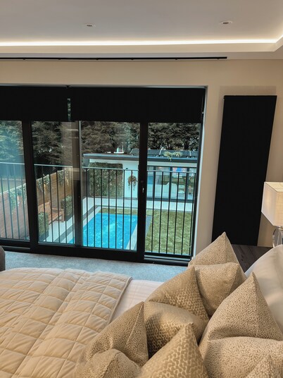 Luxury 5 star house in Cheshire with heated swimming pool and outdoor bar