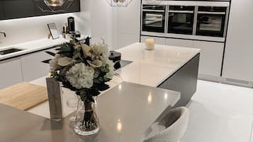 Réfrigérateur, micro-ondes, four, lave-vaisselle