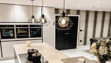 Kühlschrank, Mikrowelle, Ofen, Geschirrspüler