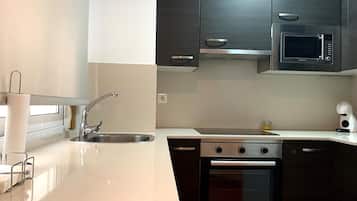 Apartemen | Dapur pribadi | Lemari es besar, microwave, kompor, dan peralatan masak/sendok-piring